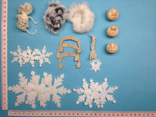 Lade das Bild in den Galerie-Viewer, Eisprinzessin "Trudy" aus Filz Wintermädchen basteln, Figuren aus Filz basteln, Winterdekoration basteln, Filzfiguren nähen, Deko mit Kindern fädeln, Weihnachtsdeko fädeln, Eisprinzessin basteln, Fädeln mit Kindern, Fensterfiguren basteln, BKF 6580SB