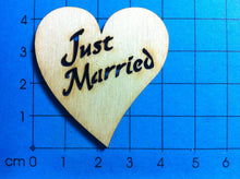 Lade das Bild in den Galerie-Viewer, Herz "Just Married" ausgeschnitten Hochzeits Danke Karten bastel, Holzideen , Hochzeitsgeschenk selbermachen, Eheringe aus Holz, Holzteile für hochzeit, Holz bemalen Acryl, Hochzeits deko aus Holz, Herzen aus Holz, Hochzeitsdeko, Basteln mit Holz, Holz bemalen, Holzkunst, Hochzeits Einladung, Hochzeitskarte basteln,   HED 2004
