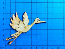 Lade das Bild in den Galerie-Viewer, Storch fliegend aus Holz