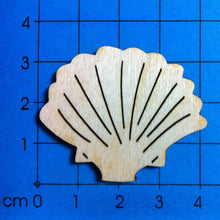 Lade das Bild in den Galerie-Viewer, Jakobsmuschel aus Holz