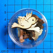 Lade das Bild in den Galerie-Viewer, Kleiner fliegender Vogel aus Holz