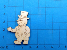 Lade das Bild in den Galerie-Viewer, Schneemann mit Fliege und Zylinder aus Holz