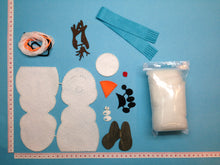 Lade das Bild in den Galerie-Viewer, Schneemann aus Filz zum Nähen Basteln mit Kindern Winter, Nähen für Anfänger, Bastelideen aus Filz, Weihnachtsgeschenke nähen, Geschenkidee Weihnachten, Basteln mit Kindern Weihnachten einfach, Schneemann Nähset, Schneemann nähen, Schneemann basteln, Bastelideen Nikolaus, Weihnachtsbasteln, Geschenkidee Nikolaus, Basteln Weihnachtszeit, Nähen mit Kindern, Nähen für Kinder, Weihnachtsgeschenke, SEF 6517SB-57
