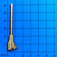 Lade das Bild in den Galerie-Viewer, Dekoidee , Basteln mit Kindern, Hexenbesen bemalen, Bastelideen aus Holz, Basteln mit Kindern, Besen aus Holz, Geschenke selbst gestalten, Besen zum Basteln, Basteln mit Kindern einfach, PUH 6706