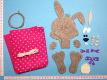 Lade das Bild in den Galerie-Viewer, Osterhase aus Filz mit Säckchen zum Nähen