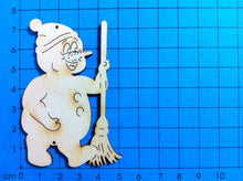 Lade das Bild in den Galerie-Viewer, Schneemann mit Mütze und Besen aus Holz