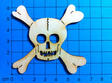 Lade das Bild in den Galerie-Viewer, Totenkopf mit Knochen aus Holz