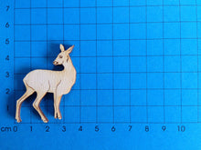 Lade das Bild in den Galerie-Viewer, Rehgeiß aus Holz