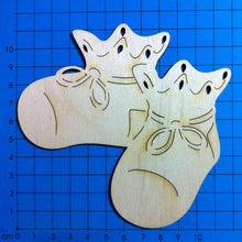 Lade das Bild in den Galerie-Viewer, Babyschuhpaar aus Holz