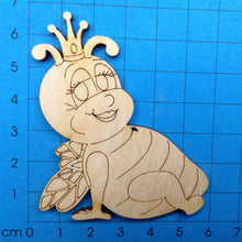 Lade das Bild in den Galerie-Viewer, Biene als Bienenkönigin aus Holz