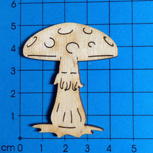Lade das Bild in den Galerie-Viewer, Fliegenpilz einzeln aus Holz