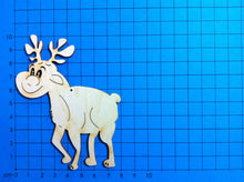 Lade das Bild in den Galerie-Viewer, Rentier seitlich schauend aus Holz