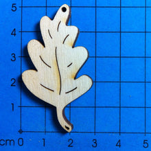 Lade das Bild in den Galerie-Viewer, Eichenblatt aus Holz