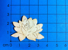 Lade das Bild in den Galerie-Viewer, Seerose aus Holz