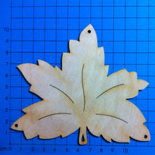 Lade das Bild in den Galerie-Viewer, Ahornblatt aus Holz