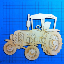 Lade das Bild in den Galerie-Viewer, Traktor aus Holz