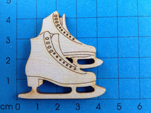 Lade das Bild in den Galerie-Viewer, Schlittschuhpaar modern aus Holz