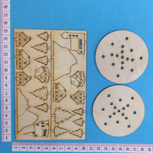 Lade das Bild in den Galerie-Viewer, 2 x Mini-Diorama aus Holz