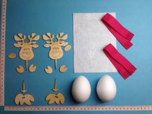 Lade das Bild in den Galerie-Viewer, Rentierdame "Elli" aus Holz und Styropor