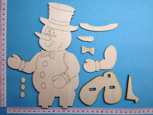 Lade das Bild in den Galerie-Viewer, Schneemann mit Fliege und Zylinder als Standfigur aus Holz