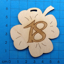 Lade das Bild in den Galerie-Viewer, Kleeblatt aus Holz mit Zahlen graviert 6cm