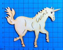 Lade das Bild in den Galerie-Viewer, Einhorn aus Holz