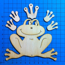 Lade das Bild in den Galerie-Viewer, Frosch mit Füße, Hände und Krone aus Holz