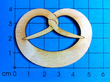 Lade das Bild in den Galerie-Viewer, Brezen aus Holz