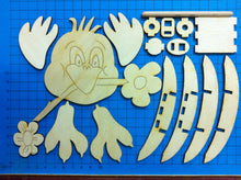 Lade das Bild in den Galerie-Viewer, Küken aus Holz als Leibgarde für Kantholz