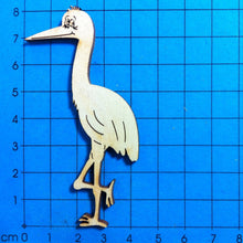 Lade das Bild in den Galerie-Viewer, Storch stehend aus Holz