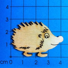 Lade das Bild in den Galerie-Viewer, Igel laufend aus Holz