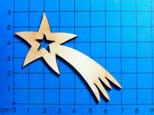 Lade das Bild in den Galerie-Viewer, Kometen mit Ausschnitt aus Holz