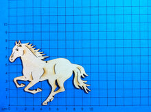 Lade das Bild in den Galerie-Viewer, springendes Pferd aus Holz