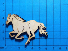 Lade das Bild in den Galerie-Viewer, springendes Pferd aus Holz