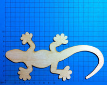 Lade das Bild in den Galerie-Viewer, Gecko aus Holz