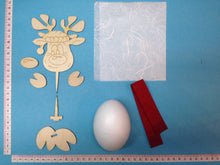 Lade das Bild in den Galerie-Viewer, Rentier mit Mütze aus Holz und Styropor