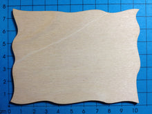 Lade das Bild in den Galerie-Viewer, Schild wellig aus Holz