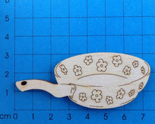 Lade das Bild in den Galerie-Viewer, Pfanne mit Blümchen aus Holz