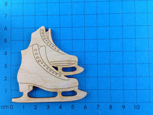 Lade das Bild in den Galerie-Viewer, Schlittschuhpaar modern aus Holz