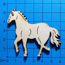 Lade das Bild in den Galerie-Viewer, Pferd trabend aus Holz
