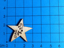 Lade das Bild in den Galerie-Viewer, Stern mit Tribal aus Holz