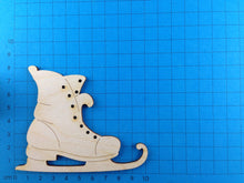 Lade das Bild in den Galerie-Viewer, Schlittschuh antik aus Holz