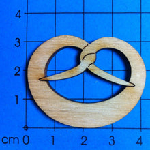 Lade das Bild in den Galerie-Viewer, Brezen aus Holz