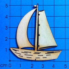 Lade das Bild in den Galerie-Viewer, Boot mit Spinnaker aus Holz