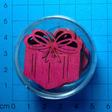Lade das Bild in den Galerie-Viewer, Päckchen mit Schleife aus Holz in Dose farbig