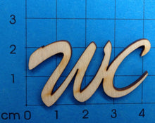 Lade das Bild in den Galerie-Viewer, Schriftzug "WC" aus Holz