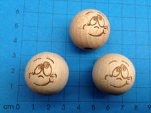 Lade das Bild in den Galerie-Viewer, Holzkugel mit Gesicht