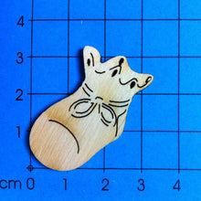 Lade das Bild in den Galerie-Viewer, Babyschuh schräg aus Holz