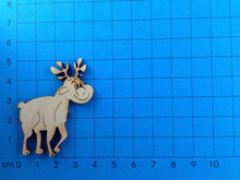 Lade das Bild in den Galerie-Viewer, Rentier seitlich schauend aus Holz