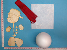 Lade das Bild in den Galerie-Viewer, Schneemann mit Topf aus Holz mit Styropor-Bauch